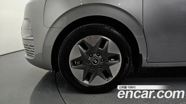 Hyundai Staria 2023 thumb 5