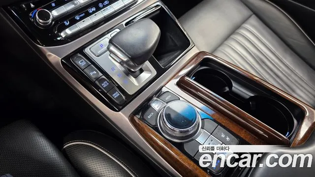 Genesis G90 2018 thumb 9
