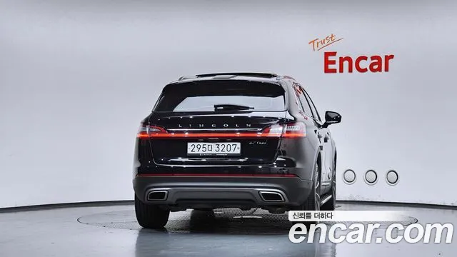 Lincoln Nautilus 2020 thumb 4