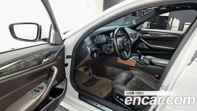BMW 5-Series 2018 thumb 10
