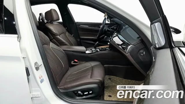 BMW 5-Series 2018 thumb 11