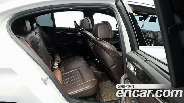 BMW 5-Series 2018 thumb 12