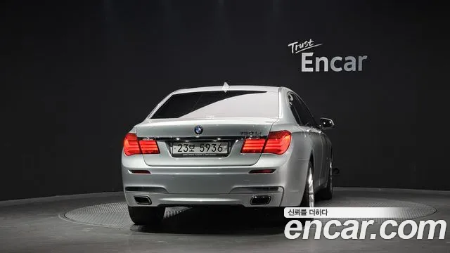 BMW 7-Series 2011 thumb 4