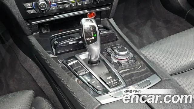 BMW 7-Series 2011 thumb 9