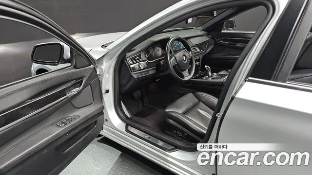 BMW 7-Series 2011 thumb 10