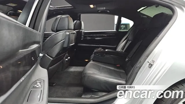 BMW 7-Series 2011 thumb 11