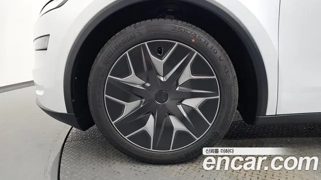 Tesla Model Y 2026 thumb 4