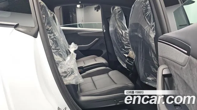 Tesla Model Y 2026 thumb 10