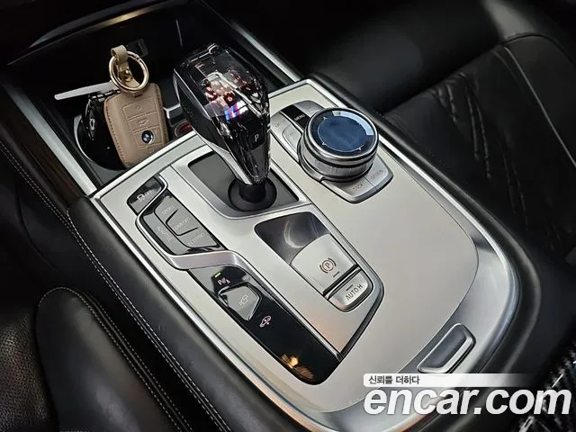 BMW 7-Series 2015 thumb 8