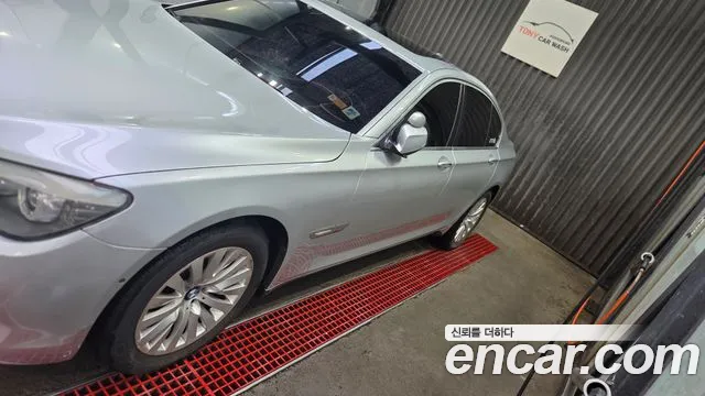 BMW 7-Series 2010 thumb 2
