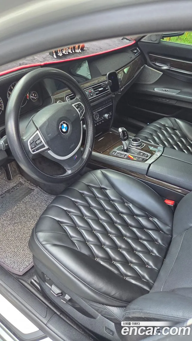 BMW 7-Series 2010 thumb 10