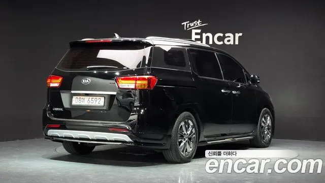 Kia Carnival 2017 thumb 2