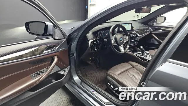BMW 5-Series 2018 thumb 10