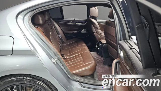 BMW 5-Series 2018 thumb 11