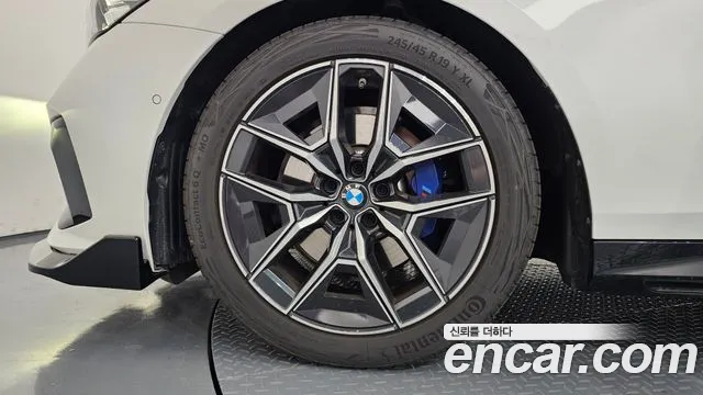 BMW 5-Series 2025 thumb 5