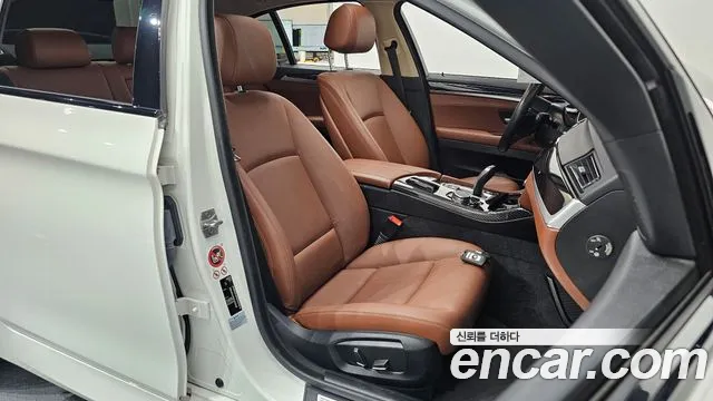 BMW 5-Series 2016 thumb 11