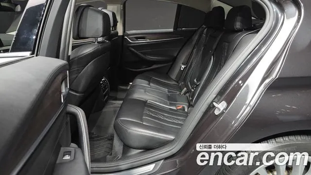 BMW 5-Series 2019 thumb 11
