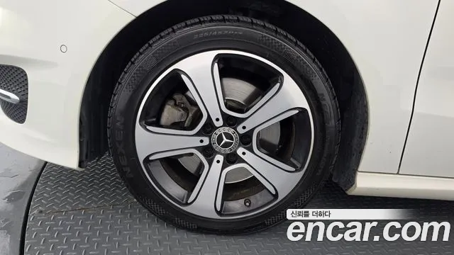 Mercedes-Benz B-Class 2017 thumb 5
