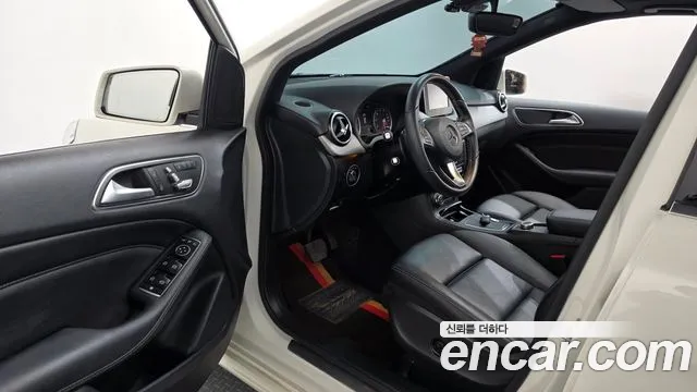 Mercedes-Benz B-Class 2017 thumb 10