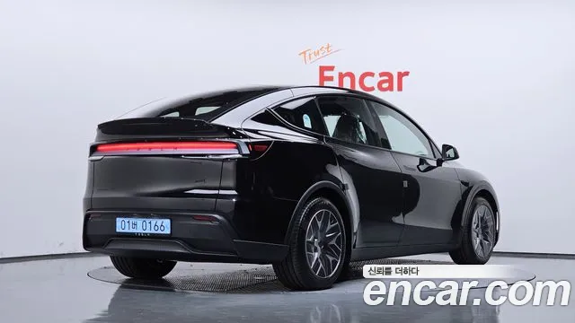 Tesla Model Y 2026 thumb 2