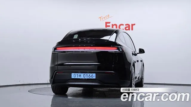 Tesla Model Y 2026 thumb 4