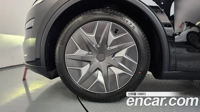 Tesla Model Y 2026 thumb 5