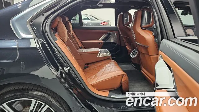 BMW 7-Series 2023 thumb 11