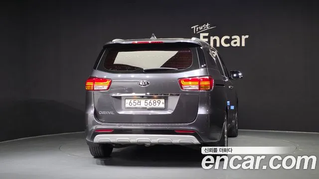 Kia Carnival 2017 thumb 4