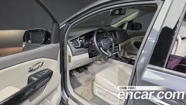 Kia Carnival 2017 thumb 10