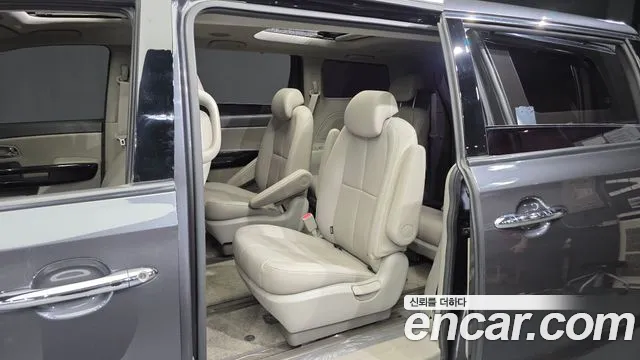 Kia Carnival 2017 thumb 11