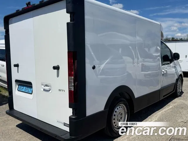 Hyundai Staria 2024 thumb 2