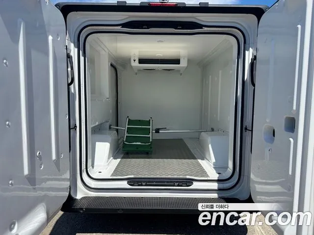 Hyundai Staria 2024 thumb 4