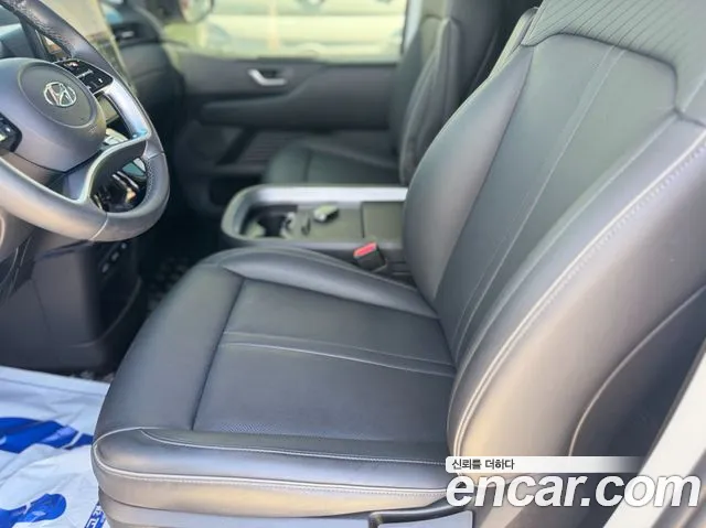 Hyundai Staria 2024 thumb 8