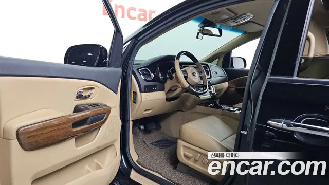 Kia Carnival 2016 thumb 10