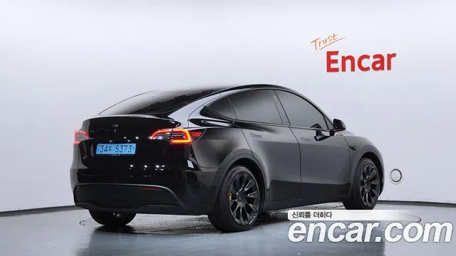 Tesla Model Y 2023 thumb 2