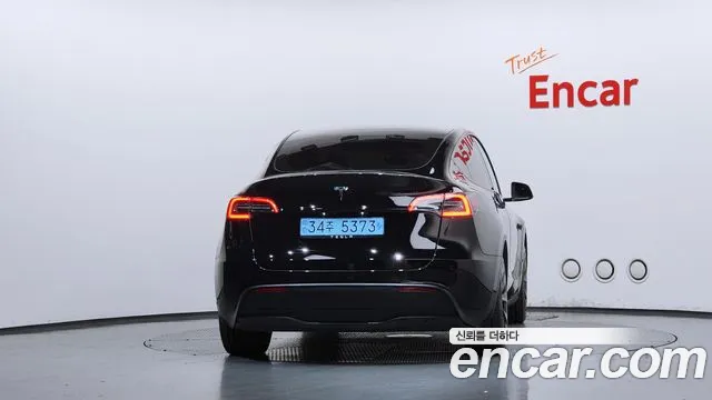 Tesla Model Y 2023 thumb 4