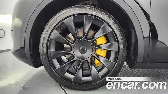 Tesla Model Y 2023 thumb 5