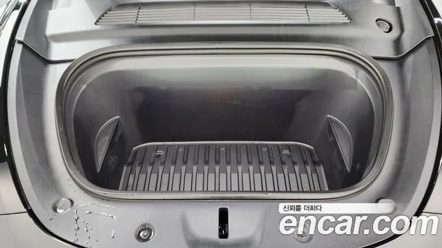 Tesla Model Y 2023 thumb 6