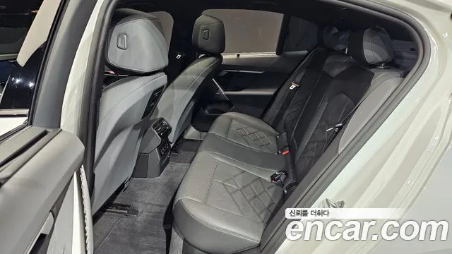 BMW 5-Series 2025 thumb 12