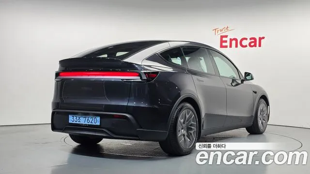Tesla Model Y 2026 thumb 2
