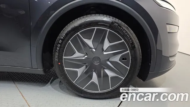 Tesla Model Y 2026 thumb 5