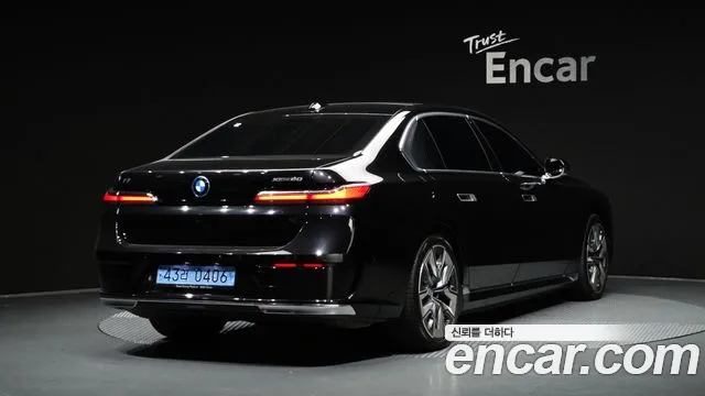 BMW i7 2023 thumb 2