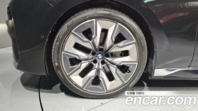 BMW i7 2023 thumb 5