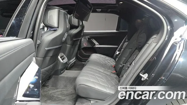 BMW i7 2023 thumb 12