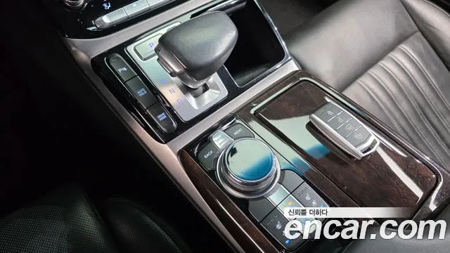Genesis G90 2018 thumb 9