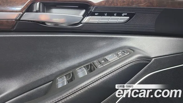 Genesis G90 2018 thumb 11