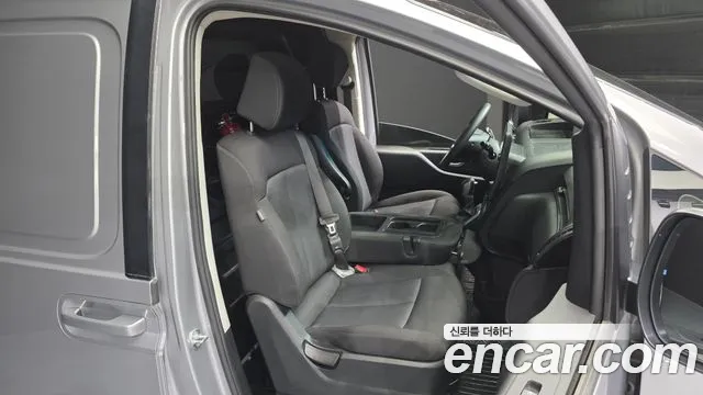 Hyundai Staria 2023 thumb 11