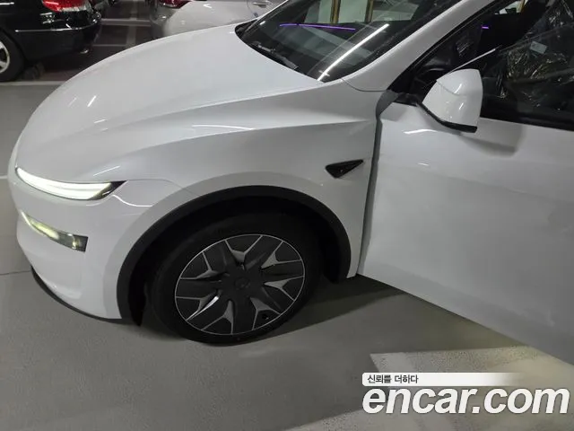 Tesla Model Y 2026 thumb 2