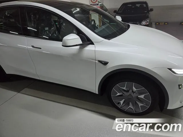 Tesla Model Y 2026 thumb 9