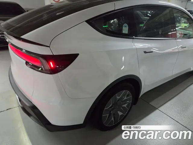 Tesla Model Y 2026 thumb 10
